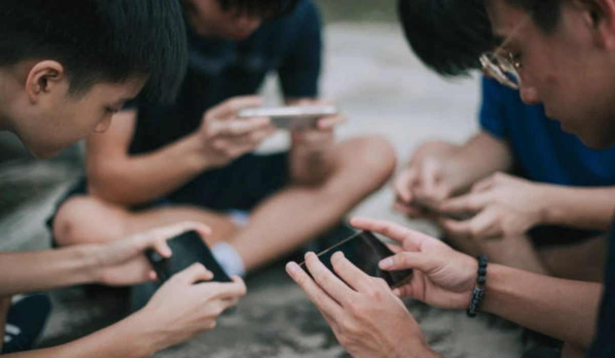 Childre under 16 are banned for using mobile phones